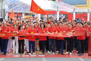Các đại biểu cùng người dân hoàn thành đi bộ 2 vòng Hồ Hoàn Kiếm.