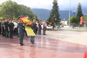 Các đồng chí lãnh đạo Bộ Chỉ huy Quân sự tỉnh Đắk Lắk và các địa phương dâng hoa tại Nghĩa trang Liệt sĩ xã Krông Bông, tưởng niệm các Anh hùng liệt sĩ trước khi lấy mẫu sinh phẩm. (Ảnh: Phan Tuân)