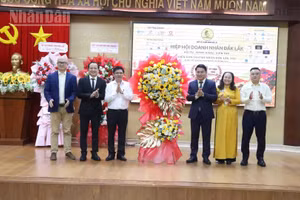 Đại diện Ủy ban nhân dân tỉnh Đắk Lắk tặng lẵng hoa chúc mừng Hiệp hội Doanh nhân Đắk Lắk nhân 1 năm thành lập. (Ảnh: NGUYỄN CÔNG LÝ)