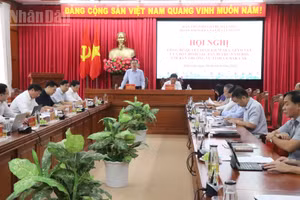 Đồng chí Nguyễn Thanh Nghị, Ủy viên Bộ Chính trị, Bí thư Trung ương Đảng, Trưởng ban Chính sách Chiến lược Trung ương, Trưởng đoàn kiểm tra, giám sát phát biểu tại hội nghị. (Ảnh: Nguyễn Công Lý)
