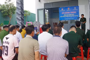 Quang cảnh buổi lễ khánh thành và bàn giao công trình “Nhà Đại đoàn kết” tặng gia đình ông Trương Hữu Lương. (Ảnh: DÂN QUÂN)