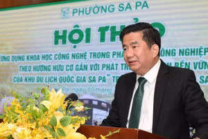 Đồng chí Tô Ngọc Liên, Chủ tịch phường Sa Pa trình bày báo cáo tại hội thảo.