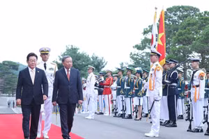 Tổng thống Lee Jae Myung và Tổng Bí thư Tô Lâm duyệt đội danh dự tại Lễ đón. Ảnh: Thống Nhất - TTXVN