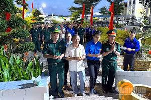 Các đơn vị trực thuộc Bộ đội Biên phòng Cà Mau thắp nến tri ân công lao to lớn của các Anh hùng liệt sĩ tại địa bàn biên giới.
