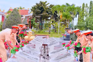 Cán bộ, chiến sĩ Công an Cà Mau chỉnh trang, dọn dẹp vệ sinh và thay mới hoa sen tại Nghĩa trang liệt sĩ tỉnh.