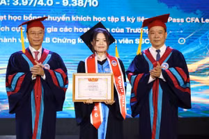 Lãnh đạo Đại học Kinh tế Quốc dân trao Giấy khen cho sinh viên xuất sắc. (Ảnh: Ngọc Mai)