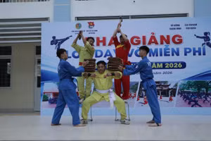 Võ sư Nguyễn Xuân Khang - Phó Chủ tịch Học viện quốc tế võ thuật Việt Nam cùng các võ sinh biểu diễn nội công tại lễ khai giảng lớp dạy võ miễn phí tại xã Phú Nghĩa (Hà Nội).