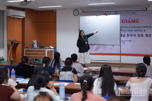 Đà Nẵng khai giảng khóa học tiếng Hàn miễn phí đầu tiên cho người dân. (Ảnh: ANH ĐÀO)