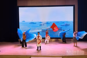 Đội Sao Biển-Quảng Ngãi thể hiện phần thi “Vượt sóng”. (Ảnh: NAM TRUNG)