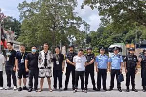 Các lực lượng chức năng Việt Nam bàn giao các đối tượng cho phía Trung Quốc. (Ảnh: Công an cung cấp)