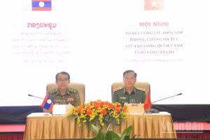 Các đồng chí Thượng tướng Nguyễn Văn Long và Trung tướng Kongsavat Bounlieng dự, chỉ đạo hội nghị. (Ảnh: ANH ĐÀO)