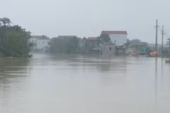 [Video] Mưa lũ làm hơn 16.000 căn nhà bị ngập, 3 người tử vong