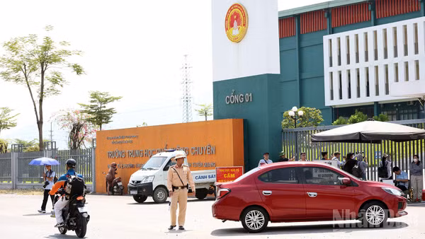 Lực lượng Công an triển khai các biện pháp bảo đảm an ninh, trật tự tại điểm thi Trường trung học phổ thông Chuyên Tuyên Quang.