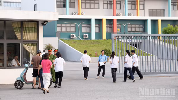 Các thí sinh có mặt tại điểm thi từ sáng sớm để thực hiện các thủ tục cần thiết trước giờ làm bài.