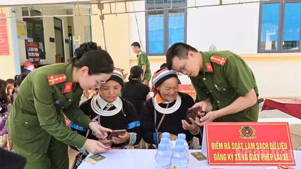 Cán bộ Công an xã Thuận Hòa hướng dẫn người dân sử dụng các ứng dụng chuyển đổi số.