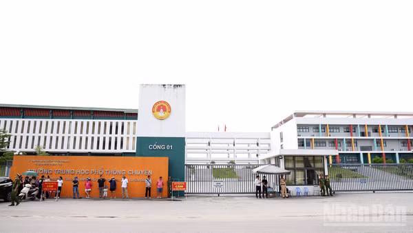 Buổi thi ngày 14/8 và sáng 15/8 diễn ra theo đúng lịch thi, công tác bảo đảm an ninh, an toàn được triển khai chặt chẽ.