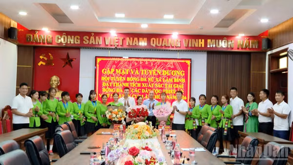 Lãnh đạo Sở Sở Văn hóa, Thể thao và Du lịch; Sở Dân tộc và Tôn giáo tỉnh tặng hoa và quà tuyên dương đội bóng đá nữ xã Lâm Bình. (Ảnh: Kim Thoa)
