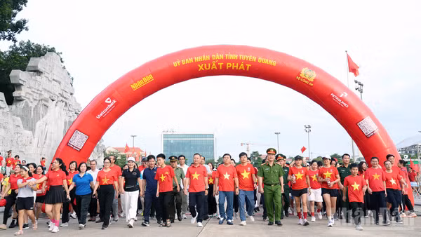 Đại biểu và người dân tại Quảng trường Nguyễn Tất Thành, phường Minh Xuân xuất phát đi bộ hưởng ứng chương trình. (Ảnh: Đức Thắng)
