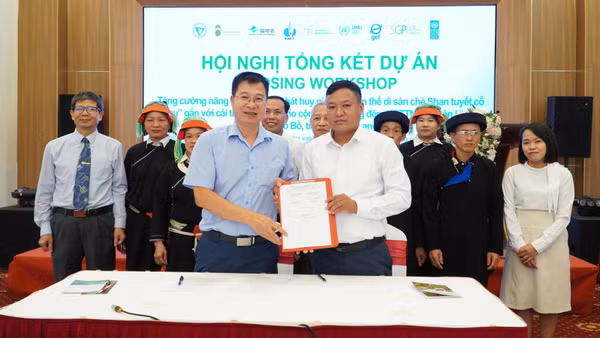 Liên hiệp các Hội Khoa học và Kỹ thuật Tuyên Quang cùng Ủy ban nhân dân xã Cao Bồ đã ký kết Biên bản chuyển giao mô hình. (Ảnh: Minh Hoa)