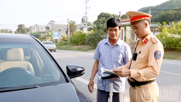 Lực lượng Cảnh sát giao thông tỉnh Tuyên Quang tăng cường kiểm tra, xử lý vi phạm và hướng dẫn người tham gia giao thông đi lại thuận lợi, an toàn dịp nghỉ lễ. (Ảnh: Đức Thắng)