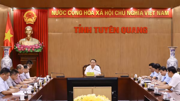 Chủ tịch Ủy ban nhân dân tỉnh Tuyên Quang Phan Huy Ngọc chủ trì cuộc họp. (Ảnh: DT)