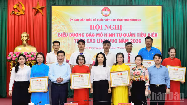 Lãnh đạo Ủy ban Mặt trận Tổ quốc Việt Nam tỉnh Tuyên Quang tặng Bằng khen cho các mô hình tự quản tiêu biểu trên các lĩnh vực năm 2026. (Ảnh: ĐỨC THẮNG)
