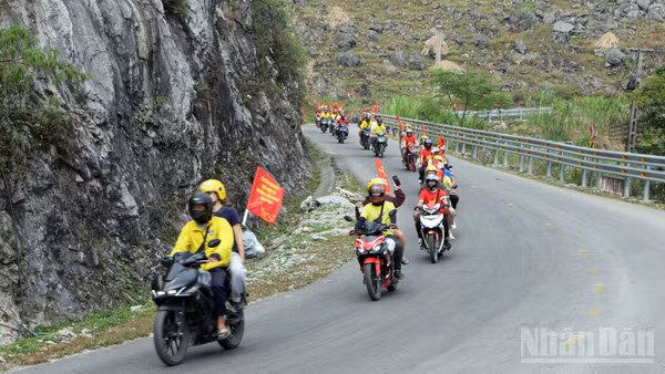 Đoàn Roadshow gồm 100 xe mô-tô, xe máy xuất phát từ Quảng trường Thanh niên xã Đồng Văn, bắt đầu hành trình trải nghiệm an toàn qua đèo Mã Pì Lèng đến xã Mèo Vạc. (Ảnh: KHÁNH TOÀN)