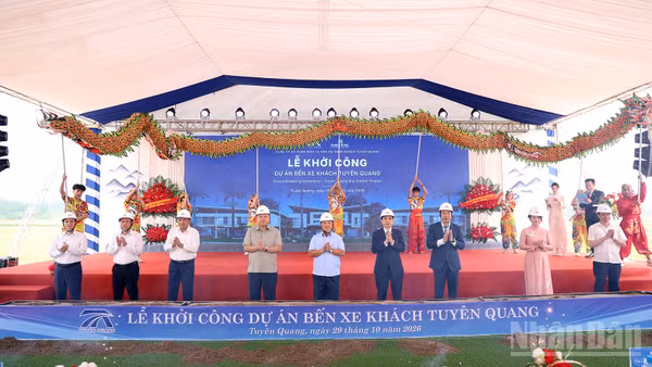 Đại biểu thực hiện nghi thức khởi công dự án. (Ảnh: ĐỨC THẮNG)