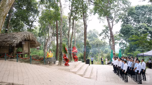 Đoàn công tác của Ban Tổ chức Trung ương cùng lãnh đạo tỉnh Tuyên Quang dâng hương tại Lán Nà Nưa. (Ảnh: ĐỨC THẮNG)