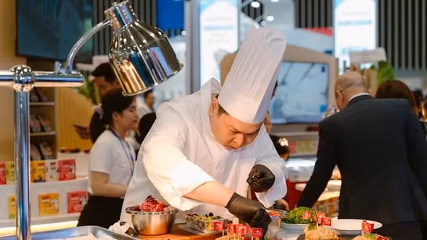 Đầu bếp 5 sao chuẩn bị món ăn của JoKitchen ngay tại quầy giúp khách thăm quan vừa thưởng thức sản phẩm, vừa xem được quy trình chế biến món ăn tiện lợi.