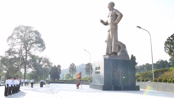 Đồng chí Phó Chủ tịch Thường trực Quốc hội Đỗ Văn Chiến và Đoàn công tác dâng hoa tại tượng đài Bác Hồ ở Tân Trào. (Ảnh: HUY HOÀNG)