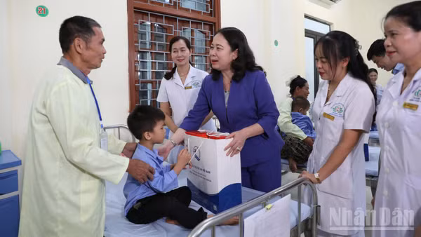 Phó Chủ tịch nước Võ Thị Ánh Xuân tặng quà cho bệnh nhi đang điều trị tại Bệnh viện Phục hồi chức năng tỉnh Tuyên Quang. (Ảnh: Đức Thắng)