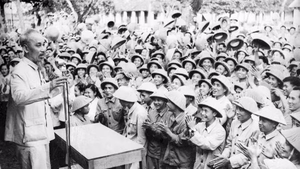 Chủ tịch Hồ Chí Minh đến thăm một đơn vị bộ đội ở Nam Định (1957). (Ảnh tư liệu: TTXVN)