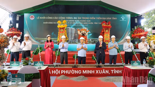 Đại biểu thực hiện nghi thức khởi công dự án.