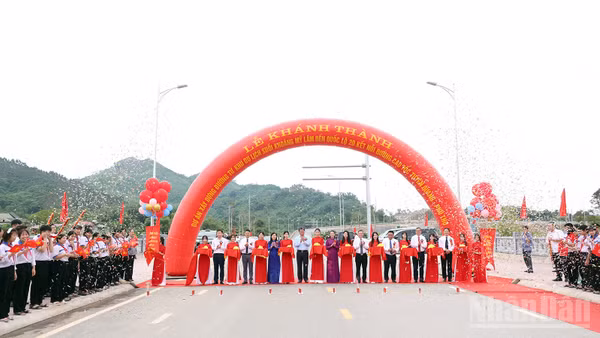 Đại biểu cắt băng khánh thành dự án tuyến đường từ Khu du lịch suối khoáng Mỹ Lâm đến Quốc lộ 2D, kết nối với đường cao tốc Tuyên Quang-Phú Thọ. (Ảnh: Đức Thắng)