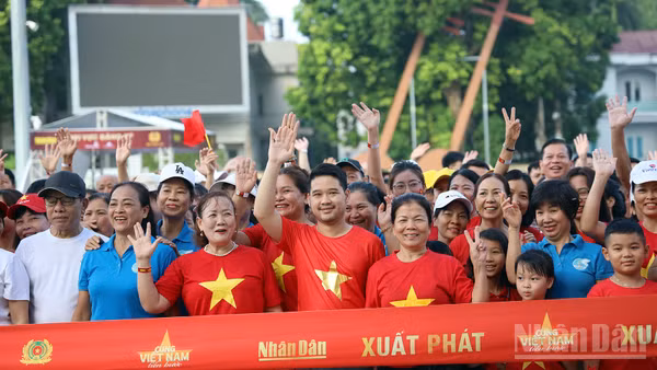 Đông đảo người dân tại Tuyên Quang tham gia chương trình đi bộ "Cùng Việt Nam tiến bước" năm 2025. (Ảnh: ĐỨC THẮNG)