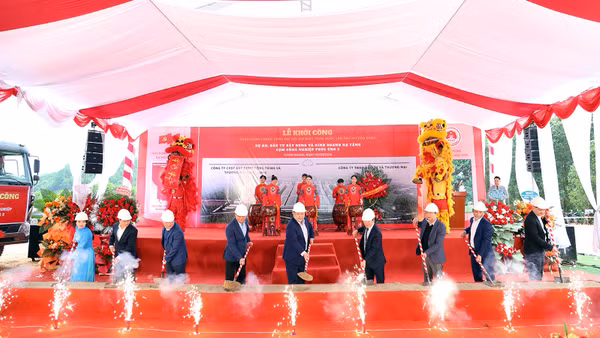 Các đại biểu thực hiện nghi thức khởi công dự án.