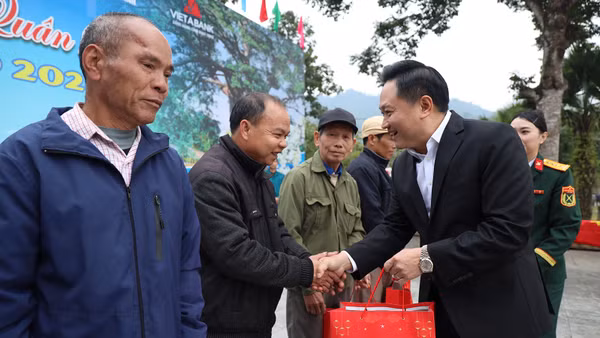 Đồng chí Phan Văn Hùng, Phó Tổng Biên tập Báo Nhân Dân, Chủ tịch Quỹ Hạt giống Việt tặng quà Tết cho người dân xã Kim Bình.