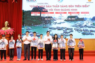 Lãnh đạo tỉnh Quảng Ninh và Báo Pháp luật Thành phố Hồ Chí Minh trao tặng quà cho các cháu học sinh vượt khó học giỏi.