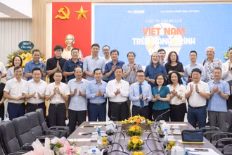 Các đại biểu chụp ảnh lưu niệm tại Lễ phát động Cuộc thi ảnh báo chí “Việt Nam trên hành trình đổi mới”.