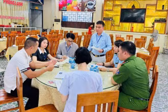 Lực lượng chức năng của phường Bãi Cháy tiến hành kiểm tra một cơ sở kinh doanh dịch vụ, du lịch trên địa bàn.
