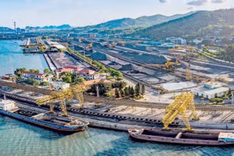 Toàn cảnh hệ thống bốc, rót than của Công ty tuyển than Cửa Ông - TKV tại Cảng Cẩm Phả.