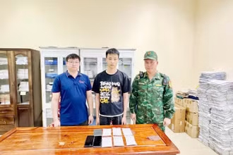 Đối tượng Đoàn Văn Trung cùng tang vật tại Đồn Biên phòng Cửa khẩu quốc tế Móng Cái.