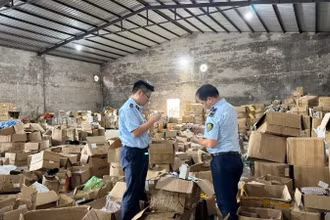 Lực lượng Quản lý thị trường Quảng Ninh kiểm tra số hàng hóa nhập lậu tại phường Móng Cái 3.