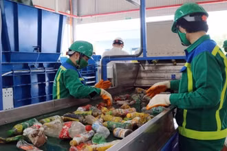 Xử lý rác thải nhựa là vấn đề cấp bách hiện nay.