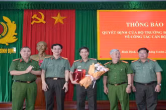 Các đồng chí công an tỉnh Bình Định nhận quyết định.