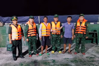 Đồn Biên phòng Tam Quan Nam tiếp nhận ngư dân gặp nạn từ tàu vận tải VTT-169 Xuân Toàn.