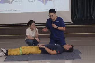 Bác sĩ hướng dẫn các bước sơ cấp cứu tại Bệnh viện Bình Định.