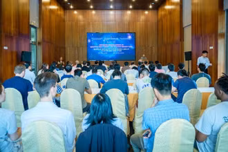 Trường hè nâng cao về Lý thuyết trường lượng tử và lực hấp dẫn lượng tử 2025 chính thức khai mạc tại thành phố Quy Nhơn, Bình Định.