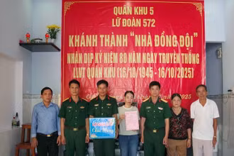 Lữ đoàn 572 bàn giao nhà cho Thiếu tá quân nhân chuyên nghiệp Trương Hoàng Tỉnh.